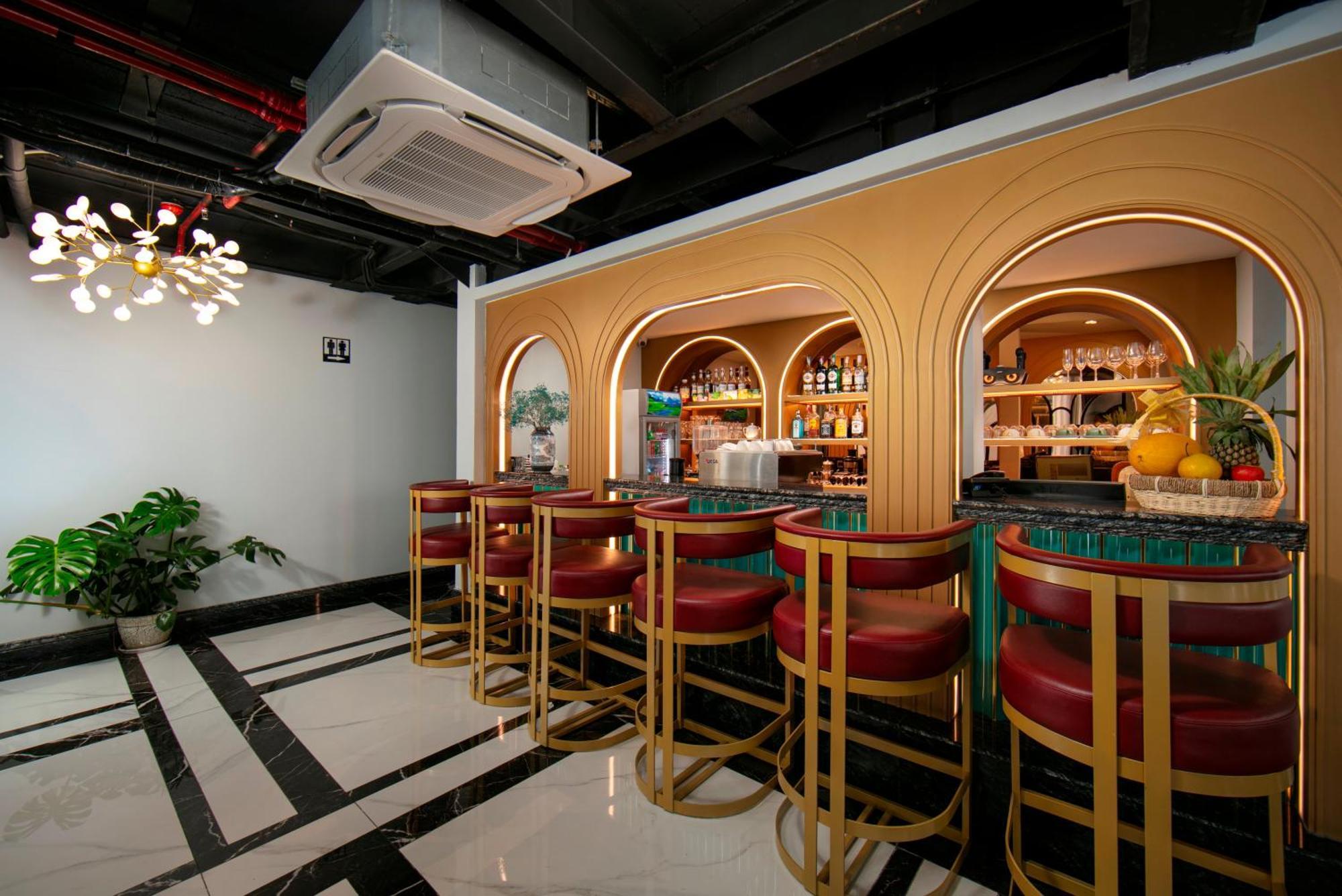 May De Ville Lakeside Hotel Hanoi Zewnętrze zdjęcie The bar at the hotel