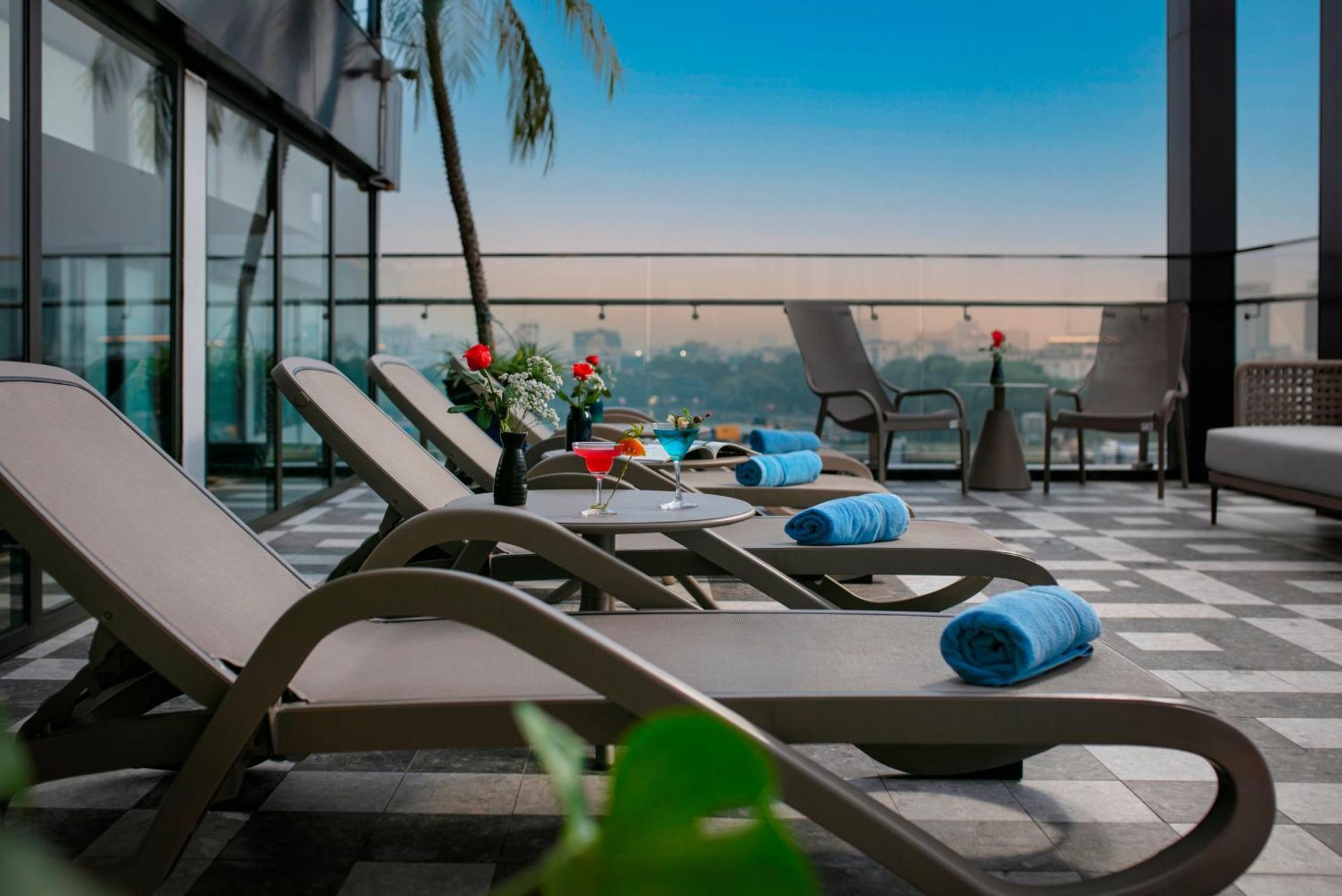 May De Ville Lakeside Hotel Hanoi Zewnętrze zdjęcie Rooftop pool