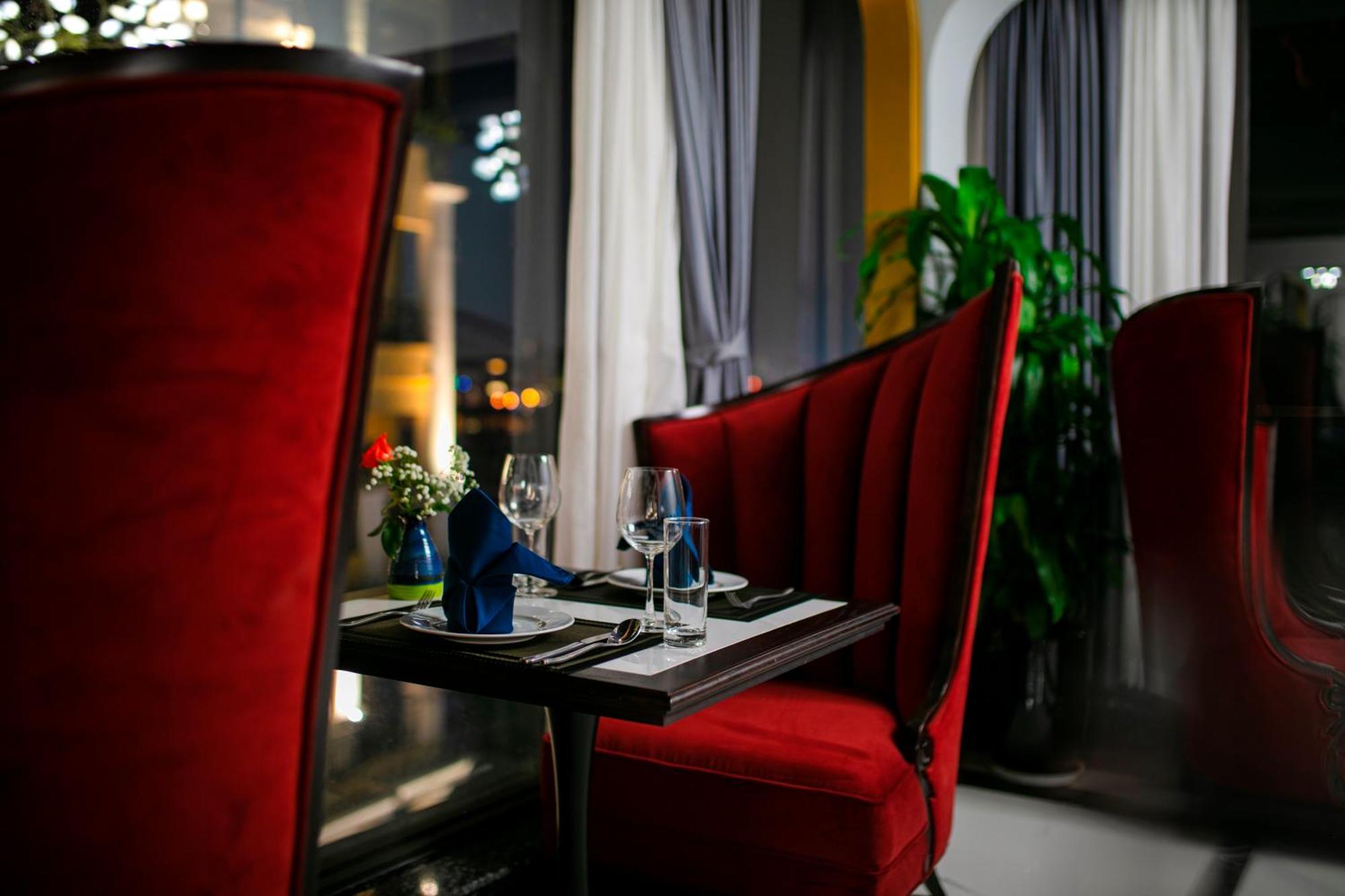 May De Ville Lakeside Hotel Hanoi Zewnętrze zdjęcie Restaurant interior