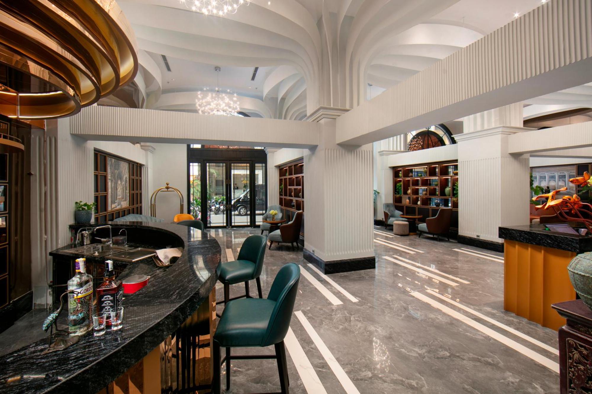 May De Ville Lakeside Hotel Hanoi Zewnętrze zdjęcie The lobby of the hotel