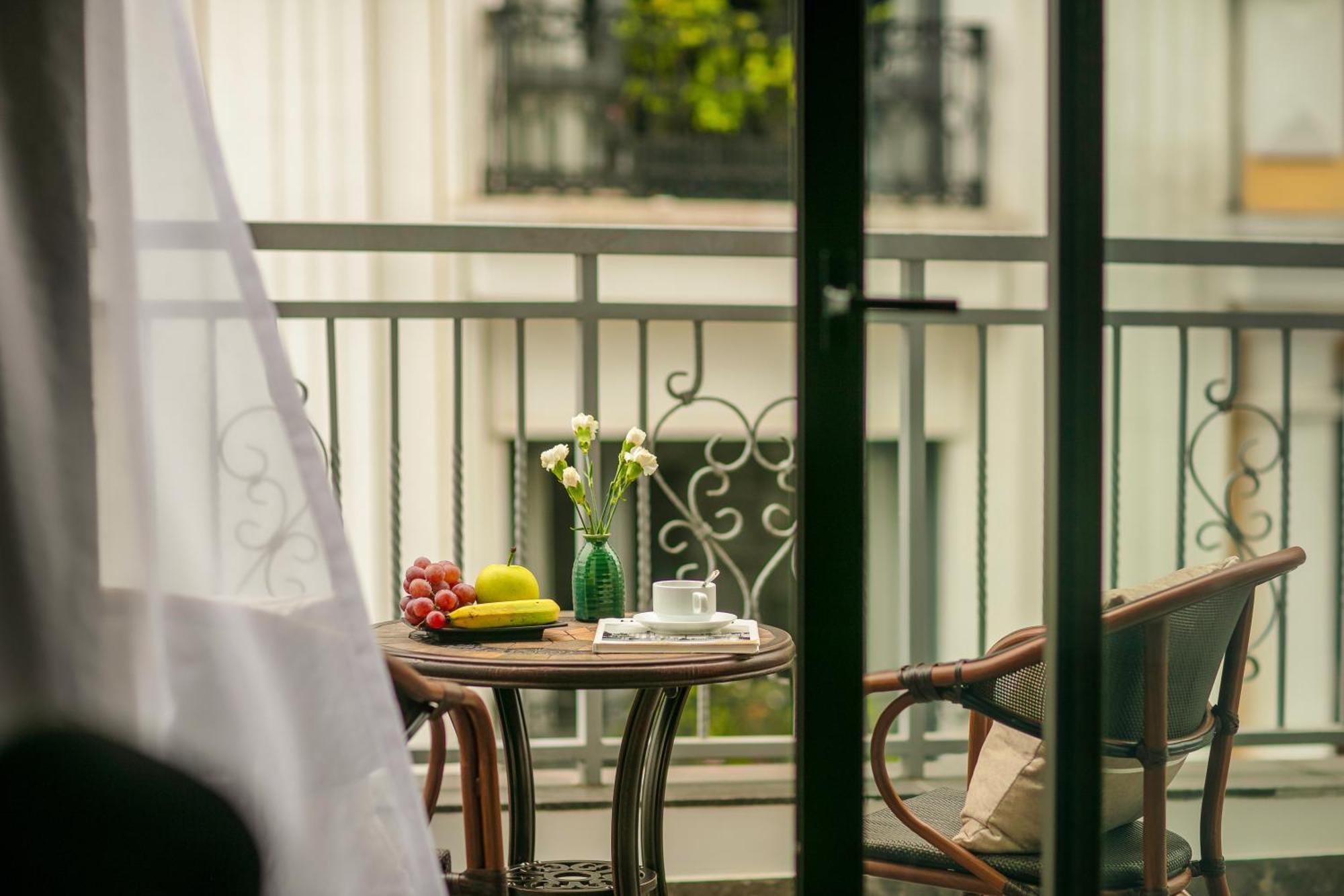 May De Ville Lakeside Hotel Hanoi Zewnętrze zdjęcie A balcony in a hotel room