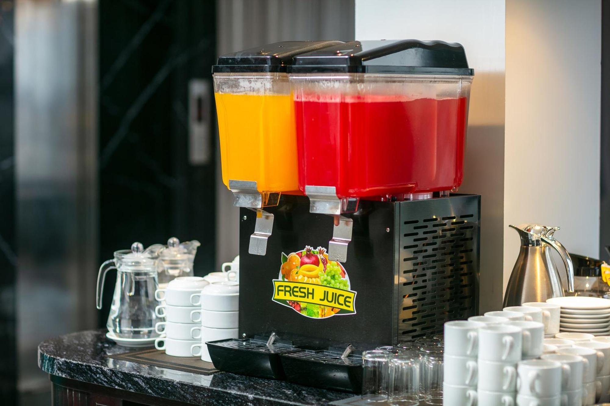 May De Ville Lakeside Hotel Hanoi Zewnętrze zdjęcie A juice dispenser