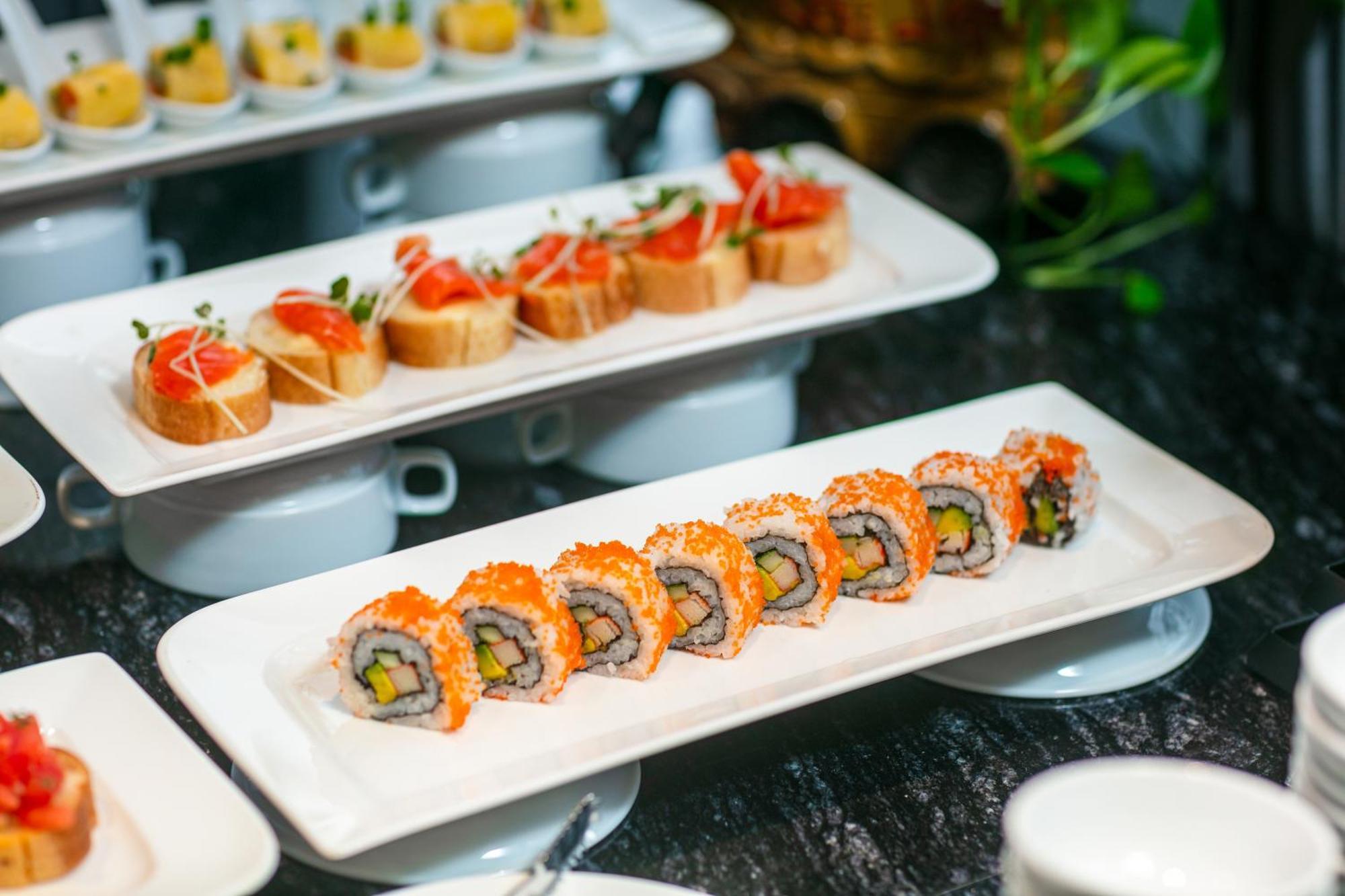 May De Ville Lakeside Hotel Hanoi Zewnętrze zdjęcie California roll